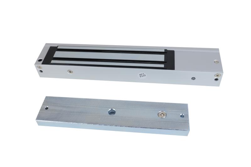 Chapa magnetica Hikvision DS K4H255S instalada en puerta de acceso