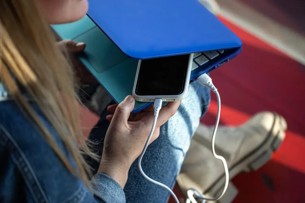 Es recomendable cargar el celular conectándolo en la computadora​