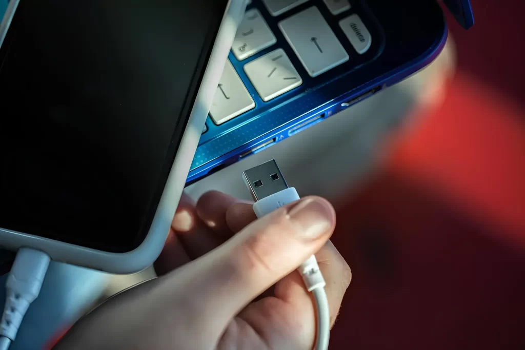 Es recomendable cargar el celular conectándolo en la computadora​