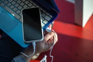 Es recomendable cargar el celular conectándolo en la computadora​